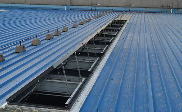 某城市大型商业综合体中庭麟游排烟窗工程